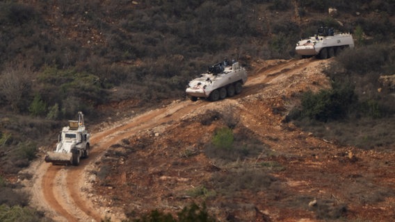 Ein Konvoi gepanzerter Fahrzeuge der Friedenstruppen der Vereinten Nationen im Libanon (UNIFIL) fährt von Nordisrael aus gesehen auf ein Gebiet entlang der israelisch-libanesischen Grenze. © AP Foto: Leo Correa