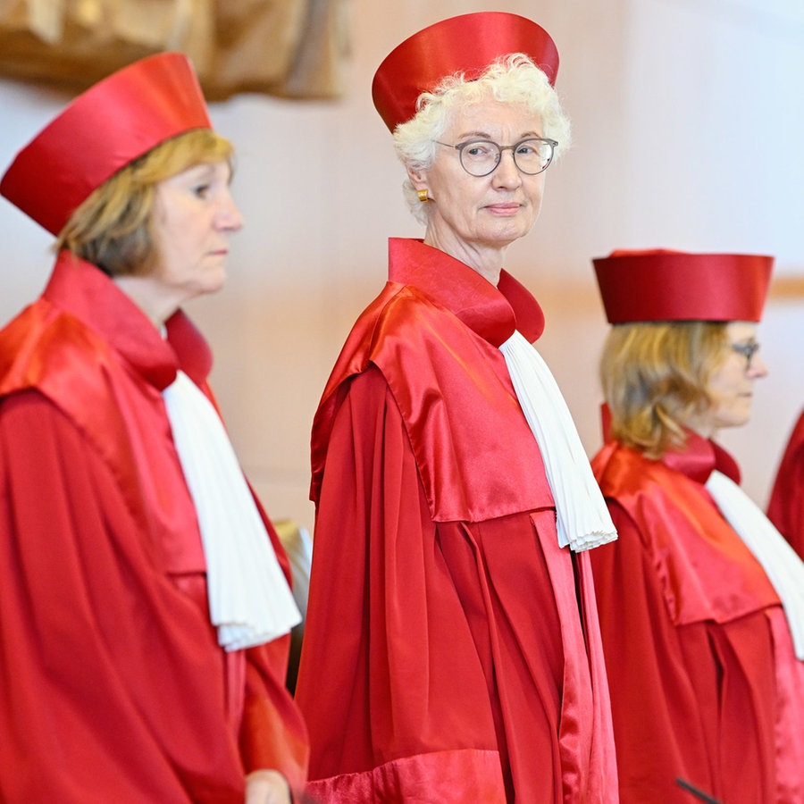 Der Zweite Senat kommt in den Verhandlungssaal des Bundesverfassungsgerichts in Karlsruhe (Baden-Württemberg). © dpa Foto: Uwe Anspach