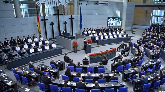 Die schwedische Kronprinzessin Victoria spricht im Bundestag bei der zentralen Gedenkveranstaltung zum Volkstrauertag. © dpa Foto: Britta Pedersen