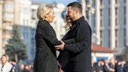 Der ukrainische Präsident Wolodymyr Selenskyj (r.) begrüßt die Präsidentin der Europäischen Kommission Ursula von der Leyen am Rande einer Zeremonie in Kiew. © dpa picture alliance/Presidential Press Service 