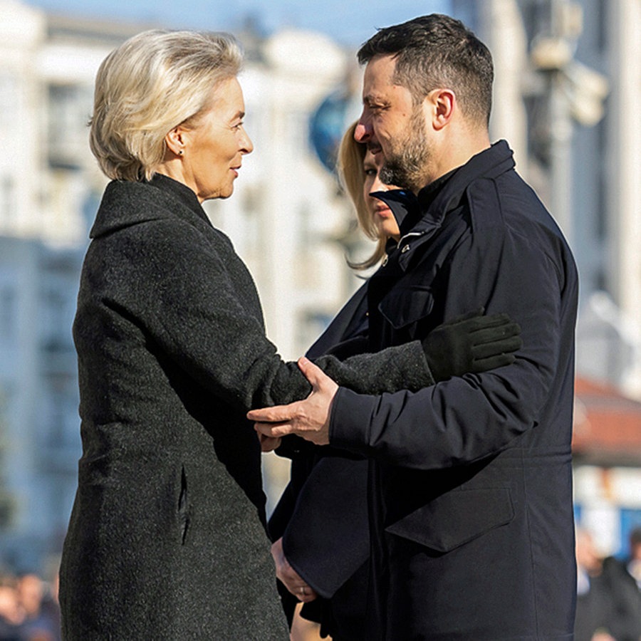 Der ukrainische Präsident Wolodymyr Selenskyj (r.) begrüßt die Präsidentin der Europäischen Kommission Ursula von der Leyen am Rande einer Zeremonie in Kiew. © dpa picture alliance/Presidential Press Service 