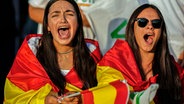 In eine spanische Flagge gehüllte Anhänger der rechtsextremen Partei VOX jubeln während der Abschlusskundgebung auf dem Colon-Platz in Madrid (Spanien). © AP/dpa Foto: Manu Fernandez