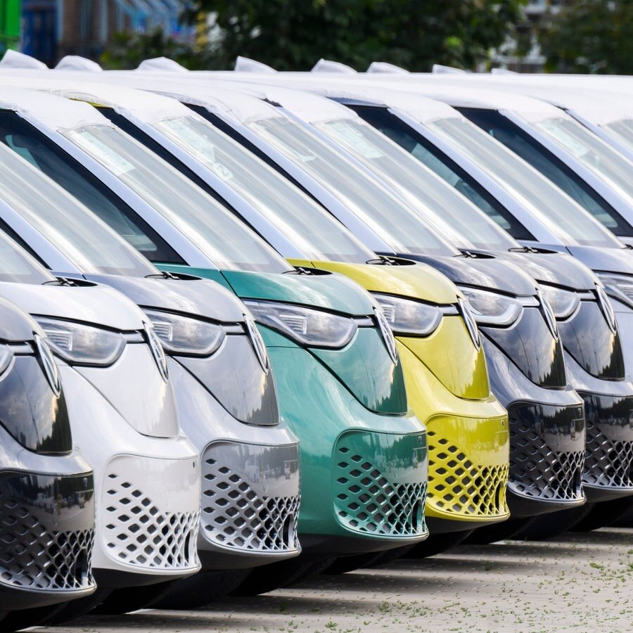 Neuwagen vom Elektrobus Volkswagen ID.Buzz stehen auf einem Hof am Werk von Volkswagen Nutzfahrzeuge. © picture alliance Foto: Julian Stratenschulte