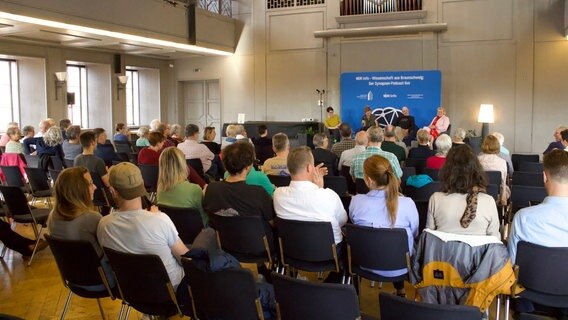 Franziska Neumann, Moderatorin Lena Bodewein, Simon McGowan und Kerstin Kuchta (v.l.n.r.) sitzen am 16. Juni 2023 auf dem Podium in der Aula des Haus der Wissenschaft in Braunschweig. © NDR Foto: Jenny von Gagern