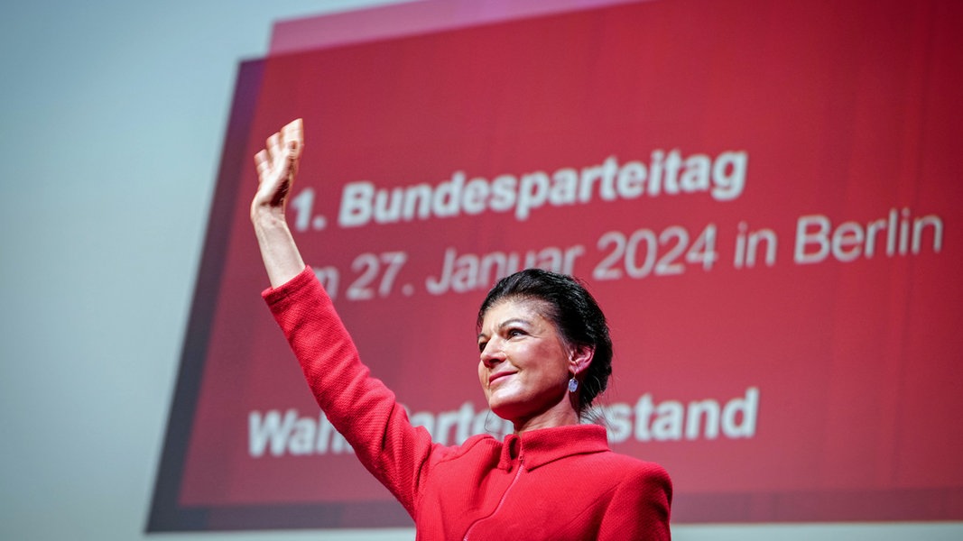 Die Parteivorsitzende, Sahra Wagenknecht, winkt beim ersten Parteitag der neuen Wagenknecht-Partei 