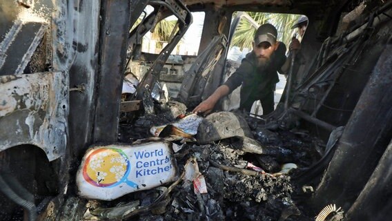 Das Logo der US-Hilfsorganisation "World Central Kitchen" auf einem zerstörten PKW-Teil in Gaza. © APA Images via ZUMA Press Wire/dpa Foto: Omar Ashtawy