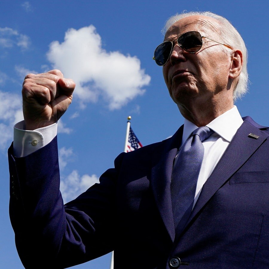 US-Präsident Joe Biden reckt die Faust in die Luft © Reuters Foto: Elizabeth Frantz