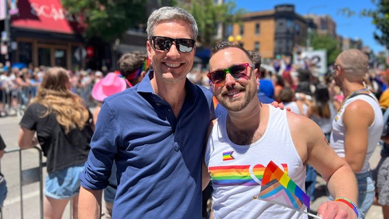 Ingo Zamperoni hat bei der Chicago Pride Parade Max begleitet, den Cousin seiner Frau Jiffer Bourguignon. © NDR Foto: Martin Kobold
