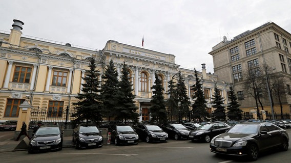 Die Aussenansicht der russischen Zentralbank in Moskau (Archivbild vom 4. März 2014). © epa/dpa Foto: Yuri Kochetkov