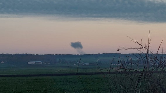 Am Horizont einer flachen Landschaft in Polen ist aufsteigender Rauch zu sehen. © Reuters/Stowarzyszenie Moje Nowosiolki/TPX IMAGES OF THE DAY 