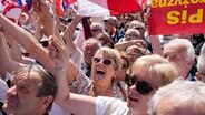 Polen, Warschau: Menschen rufen Parolen, während sie an einem Protest gegen die Politik der PiS-Regierung teilnehmen. © AP/dpa Foto:  Czarek Sokolowski