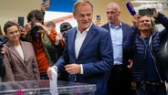 Donald Tusk (M), Oppositionsführer von Polen, bei der Stimmabgabe für die Parlamentswahl. © dpa Bildfunk 