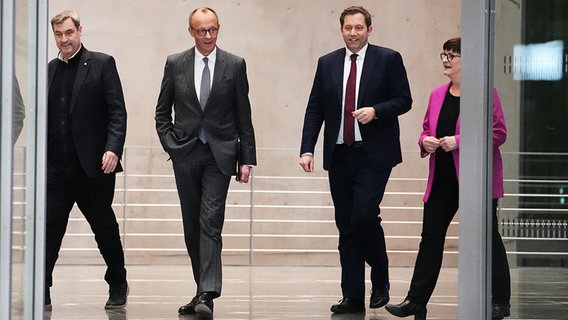 Markus Söder (l-r), Vorsitzender der CSU und Ministerpräsident von Bayern, Friedrich Merz, Kanzlerkandidat der Union, Fraktionsvorsitzender der Union und Bundesvorsitzender der CDU, Lars Klingbeil, Fraktionsvorsitzender der SPD und Bundesvorsitzender, und Saskia Esken, Parteivorsitzende der SPD, kommen zu einer Pressekonferenz. © picture alliance Foto: Kay Nietfeld