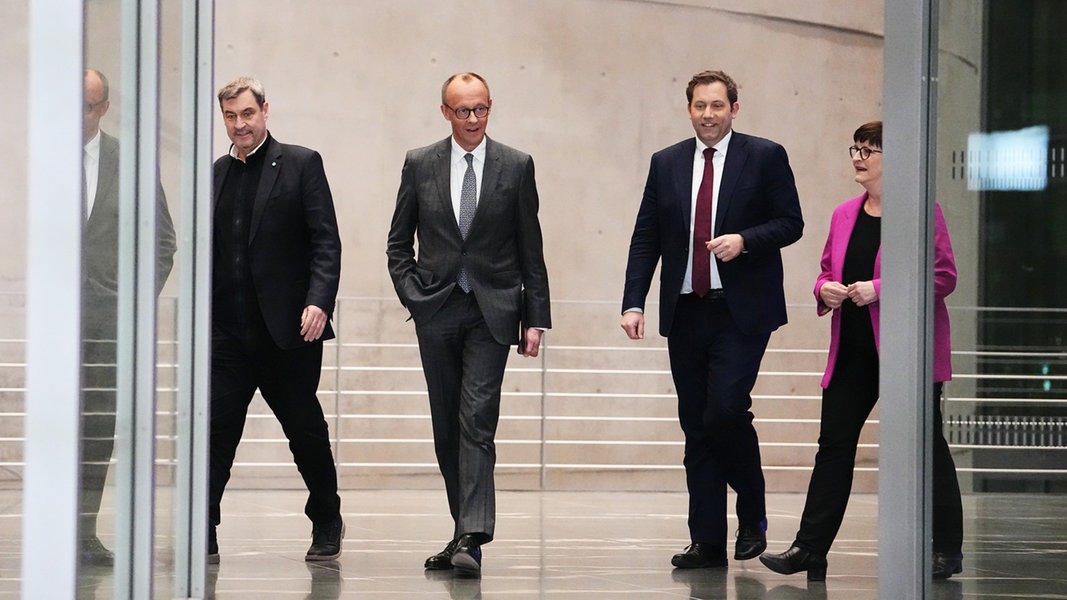 Markus Söder (l-r), Vorsitzender der CSU und Ministerpräsident von Bayern, Friedrich Merz, Kanzlerkandidat der Union, Fraktionsvorsitzender der Union und Bundesvorsitzender der CDU, Lars Klingbeil, Fraktionsvorsitzender der SPD und Bundesvorsitzender, und Saskia Esken, Parteivorsitzende der SPD, kommen zu einer Pressekonferenz. © picture alliance Foto: Kay Nietfeld