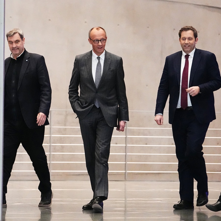 Markus Söder (l-r), Vorsitzender der CSU und Ministerpräsident von Bayern, Friedrich Merz, Kanzlerkandidat der Union, Fraktionsvorsitzender der Union und Bundesvorsitzender der CDU, Lars Klingbeil, Fraktionsvorsitzender der SPD und Bundesvorsitzender, und Saskia Esken, Parteivorsitzende der SPD, kommen zu einer Pressekonferenz. © picture alliance Foto: Kay Nietfeld