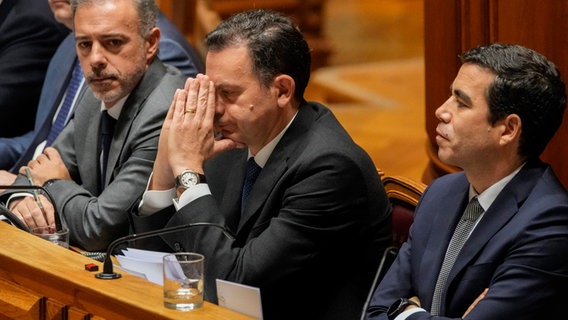 Portugal, Lissabon: Der portugiesische Premierminister Luis Montenegro (M) gestikuliert während einer Debatte vor einer Vertrauensabstimmung im portugiesischen Parlament. © Armando Franca/AP/dpa 