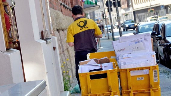 Ein Briefträger der Deutschen Post trägt Briefe aus © dpa-Bildfunk 