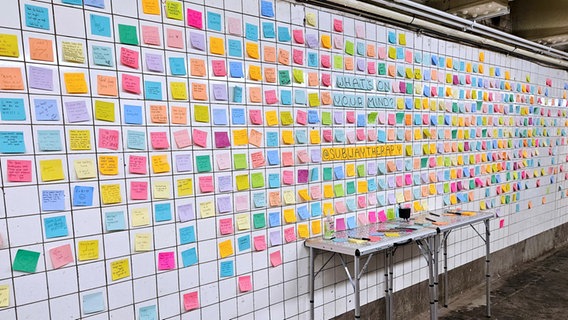 Post-its-Aktion in einer U-Bahn in New York © picture alliance / abaca | Guerin Charles/ABACA Foto: Guerin Charles