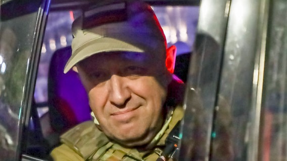 Jewgeni Prigoschin, Chef des Militärunternehmens Wagner Group, blickt aus einem Militärfahrzeug auf einer Straße in Rostow am Don, Russland, © -/AP/dpa 