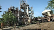 Ein Polizist geht im indischen Bhopal an der Ruine des Chemiewerks der Firma Union Carbide vorbei. © dpa Foto: Harish Tyagi