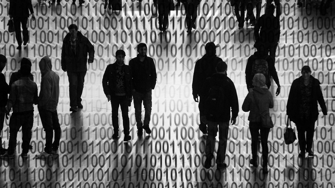 Symbolbild zum Datenschutzgesetz der EU Europäischen Union Silhouetten von Personen mit Binär Zahlencode