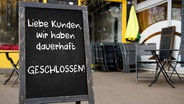 Ein Schild vor einem Restaurant mit Aufschrift: Liebe Kunden, wir haben dauerhaft geschlossen! © picture alliance / CHROMORANGE | Foto: Michael Bihlmayer