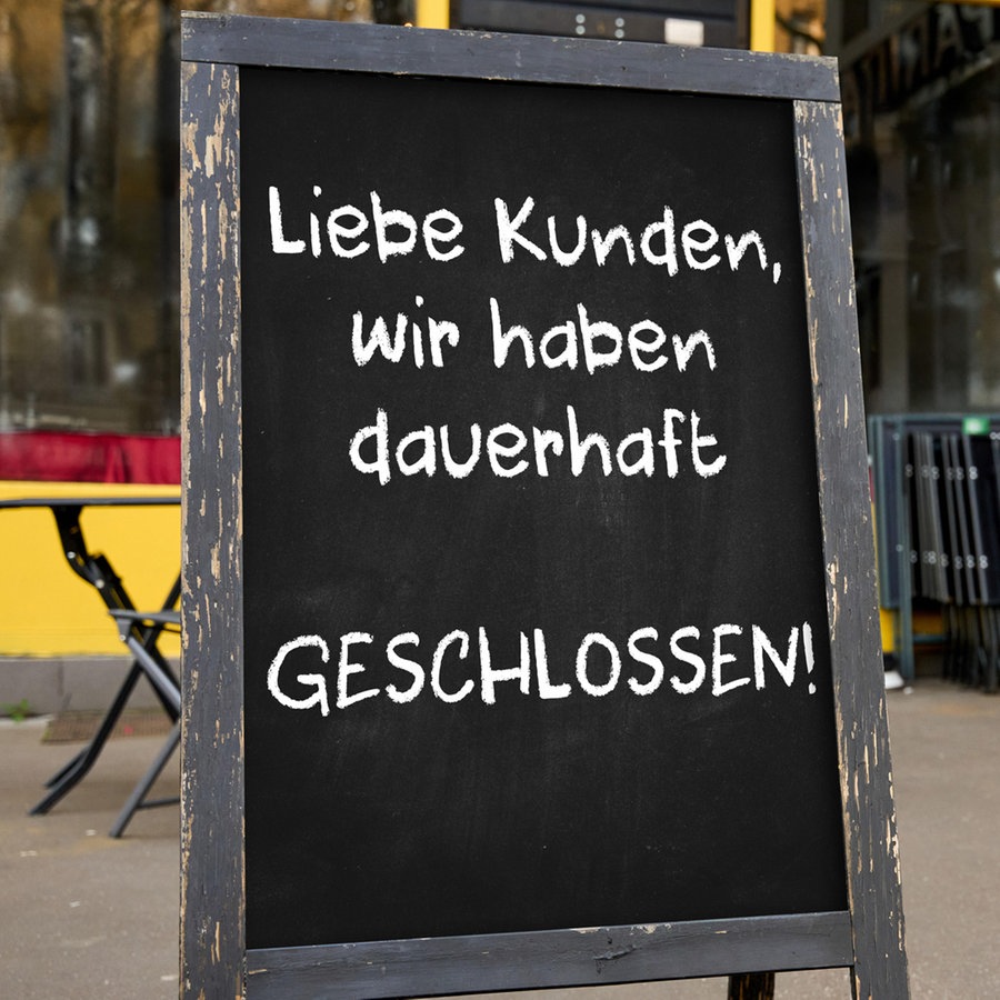 Ein Schild vor einem Restaurant mit Aufschrift: Liebe Kunden, wir haben dauerhaft geschlossen! © picture alliance / CHROMORANGE | Foto: Michael Bihlmayer