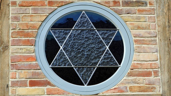 Ein Davidstern im Fenster der Synagoge von Stavenhagen in Mecklenburg-Vorpommern. © Imago/BildFunkMV 