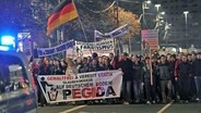 Tausende Demonstranten laufen am 17.11.2014 in Dresden (Sachsen) durch die Innenstadt. Sie folgen einem Aufruf der Initiative "Patriotische Europäer gegen die Islamisierung des Abendlandes"(PEGIDA). © dpa picture alliance Foto: Matthias Hiekel