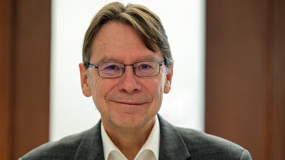 Porträtbild des Parteienforschers Professor Uwe Jun. © dpa Foto: Harald Tittel