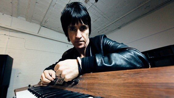 Der Gitarrist Johnny Marr an einem Klavier. © Konzertbüro Schoneberg Foto: Lea Niall