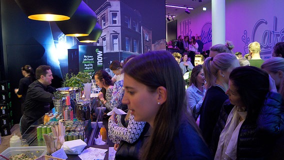 Party-Gäste an einer Bar. © NDR Foto: Astrid Wulf