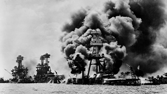 Schiffe der US Navy im Hafen von Pearl Harbor in Flammen. © dpa picture alliance 