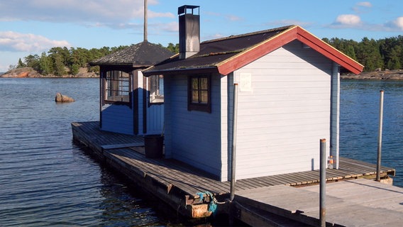 Eine finnische Sauna am Ufer der Ostsee. © NDR Foto: Carsten Schmiester