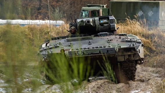 Ein Schützenpanzer der Bundeswehr vom Typ Puma fährt während einer Vorführung über den Übungsplatz. © dpa Foto: Philipp Schulze