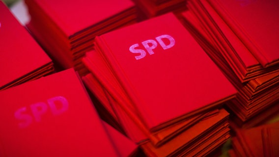 Mehrere Stapel mit Parteibüchern der SPD. © dpa-Bildfunk Foto: Michael Kappeler