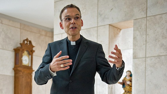 Franz-Peter Tebartz-van Elst, Bischof von Limburg (Hessen), steht im Eingangsbereich des Bischofshauses. © dpa bildfunk Foto: Boris Rössler