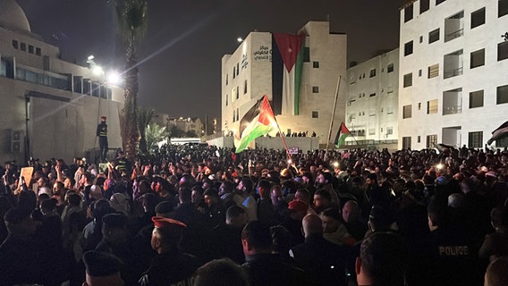 Protestierende in der Nähe der Israelischen Botschaft in Jordaniens Hauptstadt Amman. © picture alliance/Anadolu Foto: Laith Al-jnaidi
