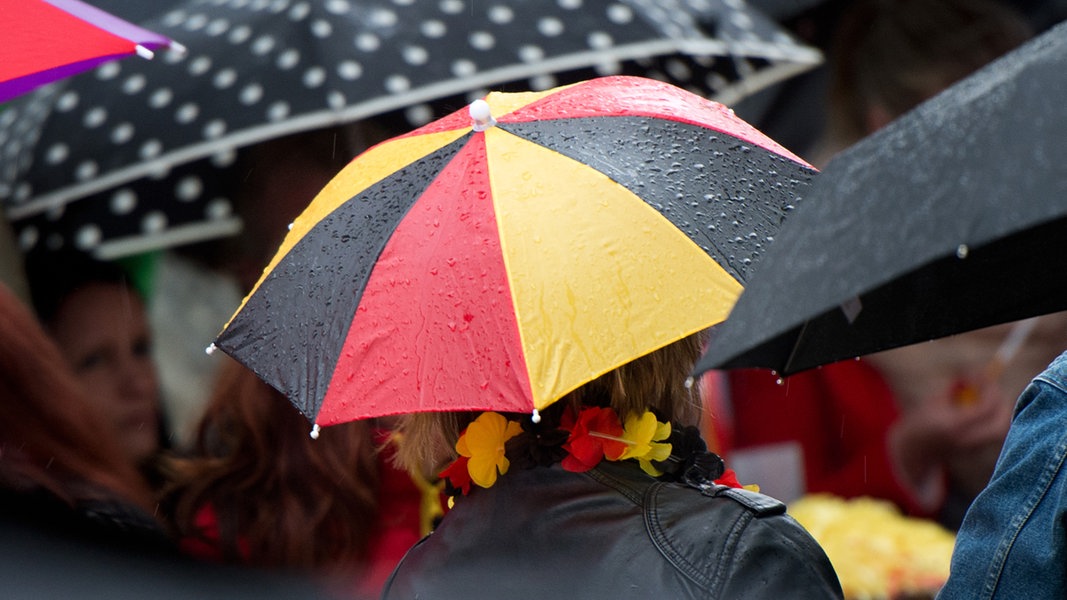 Deutschland-Fans verfolgen im Regen beim 
