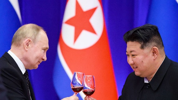 Der russische Präsident Wladimir Putin prostet dem nordkoreanischen Dikator Kim Jong-un zu. © picture alliance/dpa/POOL | Vladimir Smirnov Foto: Vladimir Smirnov