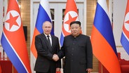 Der russische Präsident Wladimir Putin und der nordkoreanische Dikatator Kim Jong-un schütteln sich die Hände. © picture alliance / YONHAPNEWS AGENCY | Yonhap 