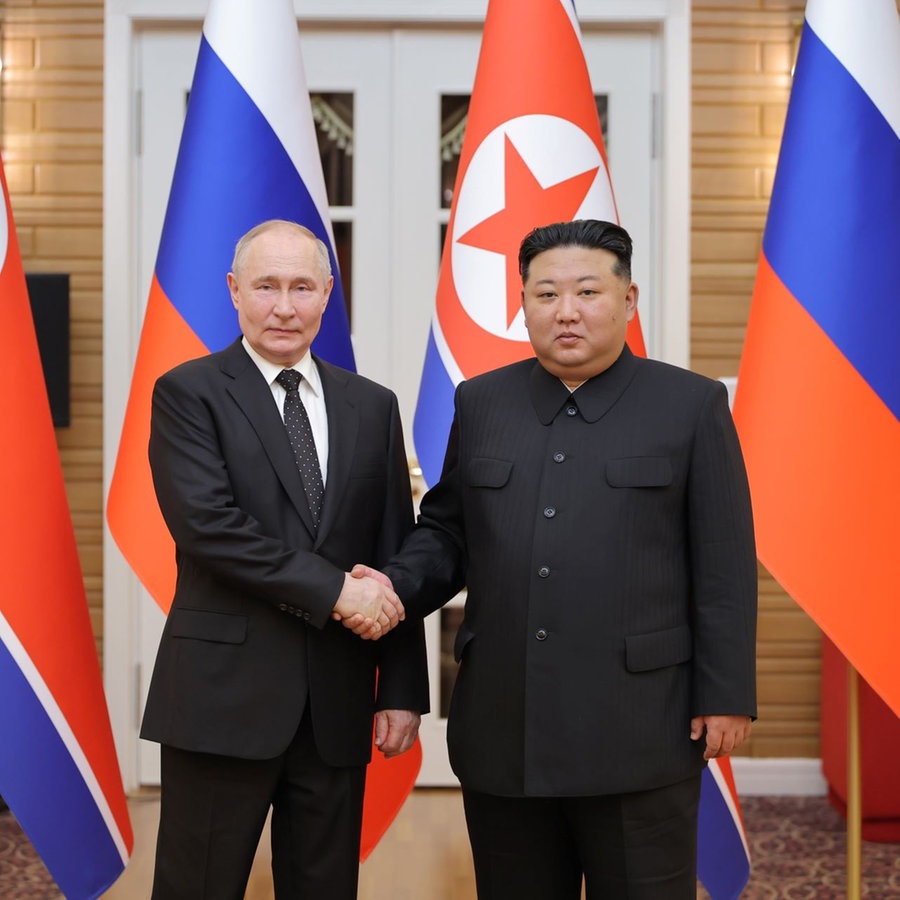 Der russische Präsident Wladimir Putin und der nordkoreanische Dikatator Kim Jong-un schütteln sich die Hände. © picture alliance / YONHAPNEWS AGENCY | Yonhap 