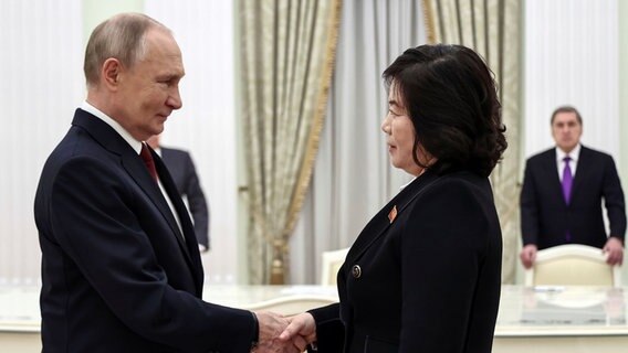 Nordkoreas Außenministerin  Choe Son Hui trifft Wladimir Putin im Moskau. © picture alliance / ASSOCIATED PRESS | Mikhail Tereshchenko Foto: Mikhail Tereshchenko