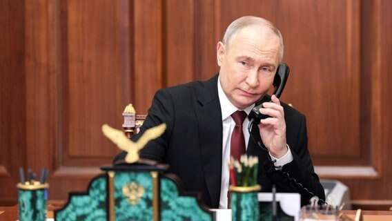 Wladimir Putin hält in seinem Büro einen Telefonhörer ans Ohr. © picture alliance / ZUMAPRESS.com | Gavriil Grigorov/Kremlin Pool Foto: Gavriil Grigorov