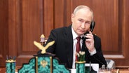 Wladimir Putin hält in seinem Büro einen Telefonhörer ans Ohr. © picture alliance / ZUMAPRESS.com | Gavriil Grigorov/Kremlin Pool Foto: Gavriil Grigorov