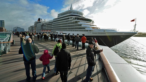 Das britische Kreuzfahrtschiff "Queen Elizabeth" im Hamburger Hafen. © dpa-Bildfunk Foto: Christian Charisius