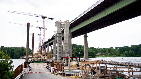 Blick auf die Baustelle für den Neubau der Rader Hochbrücke für die Autobahn A7 über den Nord-Ostsee-Kanal. © Daniel Bockwoldt/dpa 