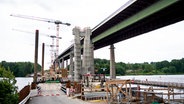 Blick auf die Baustelle für den Neubau der Rader Hochbrücke für die Autobahn A7 über den Nord-Ostsee-Kanal. © Daniel Bockwoldt/dpa 