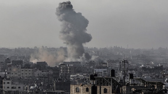 Rauch steigt nach israelischen Luftangriffen in der Nähe des Grenzübergangs Rafah auf. © Abed Rahim Khatib/dpa 