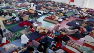 Menschen aus Gaza, die in Israel arbeiteten, leben in einer Turnhalle in Ramallah. © picture alliance / Anadolu | Issam Rimawi 